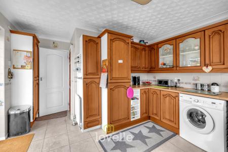 3 bedroom Semi-detached bungalow for sale in Peaks Avenue, New Waltham, DN36