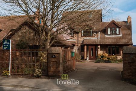 5 bedroom Detached house for sale in Tetney Road, Humberston, DN36