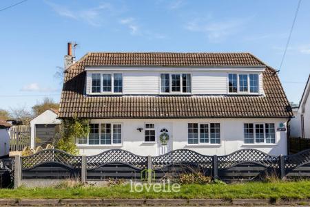 4 bedroom Detached house for sale in Lock Road, North Cotes, DN36