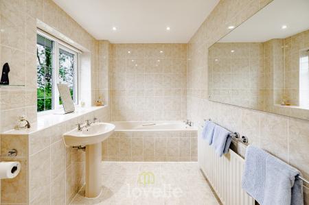 4 bedroom Detached house for sale in Cassbrook Drive, Fulstow, LN11