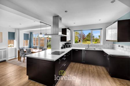 4 bedroom Detached house for sale in Humberston Avenue, Humberston, DN36