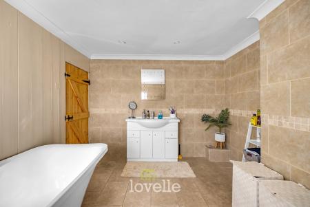 4 bedroom Detached house for sale in Main Street, Fulstow, LN11