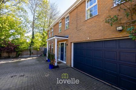 4 bedroom Detached house for sale in Main Street, Fulstow, LN11