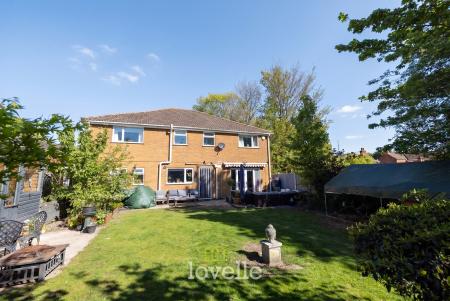 4 bedroom Detached house for sale in Main Street, Fulstow, LN11