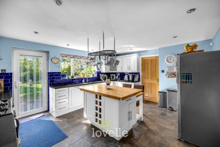 4 bedroom Detached house for sale in Main Street, Fulstow, LN11