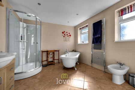 4 bedroom Detached house for sale in Main Street, Fulstow, LN11