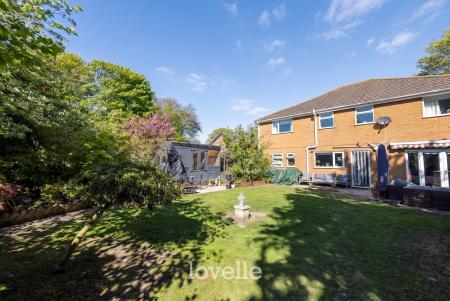 4 bedroom Detached house for sale in Main Street, Fulstow, LN11