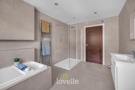 6 bedroom Detached house for sale in Beck Drive, Tetney, DN36