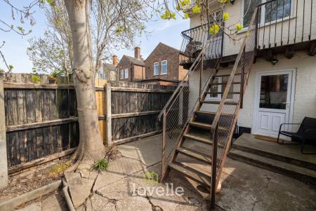 4 bedroom End of terrace house for sale in Thrunscoe Road, Cleethorpes, DN35