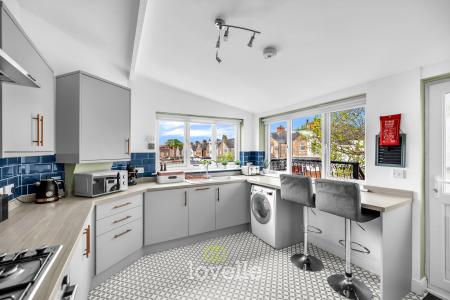 4 bedroom End of terrace house for sale in Thrunscoe Road, Cleethorpes, DN35