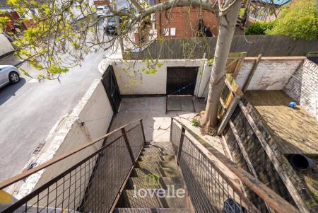 4 bedroom End of terrace house for sale in Thrunscoe Road, Cleethorpes, DN35