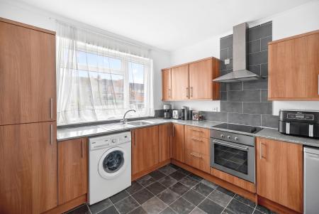 4 bedroom Terraced House for sale in Clee Road, Cleethorpes, DN35