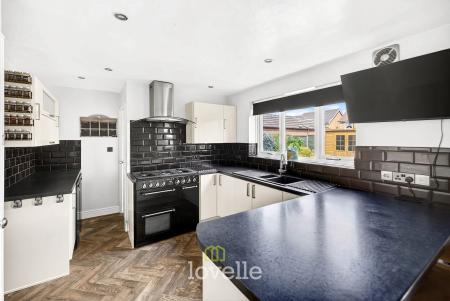 4 bedroom Detached house for sale in Drury Lane, New Waltham, DN36