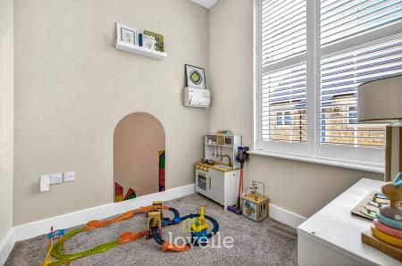 4 bedroom Semi-detached house for sale in Mellor Way, New Waltham, DN36