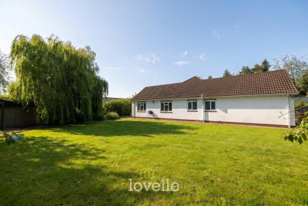 4 bedroom Detached bungalow for sale in Humberston Avenue, Humberston, DN36