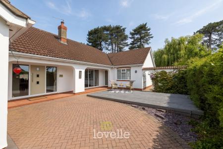 4 bedroom Detached bungalow for sale in Humberston Avenue, Humberston, DN36