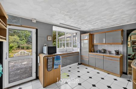 3 bedroom Detached bungalow for sale in Humberston Avenue, Humberston, DN36