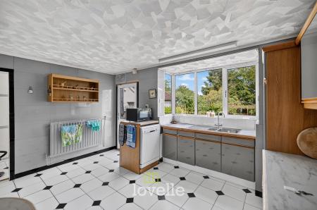 3 bedroom Detached bungalow for sale in Humberston Avenue, Humberston, DN36