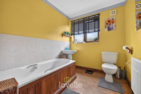 3 bedroom Detached house for sale in Swaby Close, Marshchapel, DN36