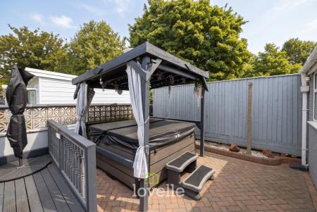 4 bedroom Semi-detached house for sale in Queen Mary Avenue, Cleethorpes, DN35