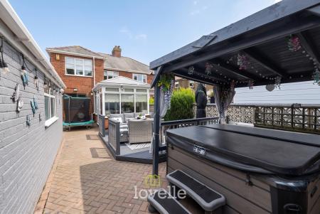 4 bedroom Semi-detached house for sale in Queen Mary Avenue, Cleethorpes, DN35