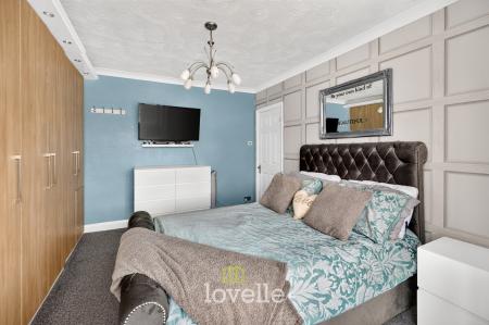 4 bedroom Semi-detached house for sale in Queen Mary Avenue, Cleethorpes, DN35