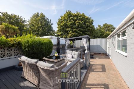 4 bedroom Semi-detached house for sale in Queen Mary Avenue, Cleethorpes, DN35