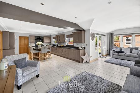 6 bedroom Detached house for sale in Church View, Tetney, DN36