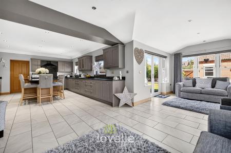 6 bedroom Detached house for sale in Church View, Tetney, DN36