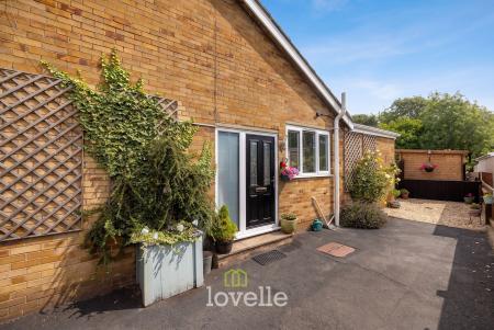 2 bedroom Semi-detached bungalow for sale in Fleetway, North Cotes, DN36