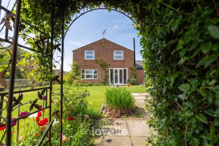 6 bedroom Detached house for sale in Northway, Fulstow, LN11