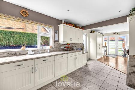 4 bedroom Detached house for sale in Churchthorpe, Fulstow, LN11