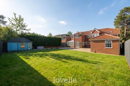 6 bedroom Detached house for sale in Cassbrook Drive, Fulstow, LN11