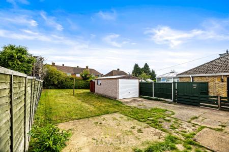 2 bedroom Semi-detached bungalow for sale in Philip Grove, Cleethorpes, DN35