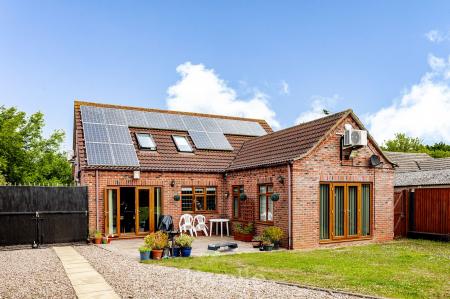 4 bedroom Detached bungalow for sale in Duckthorpe Lane, Marshchapel, DN36