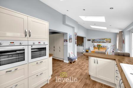 4 bedroom Detached house for sale in Berkeley Road, Cleethorpes, DN35