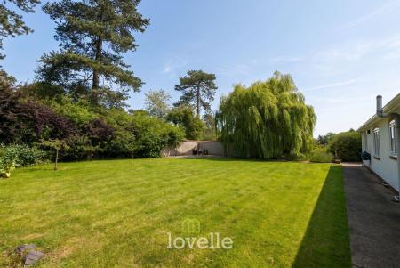 4 bedroom Detached bungalow for sale in Humberston Avenue, Humberston, DN36