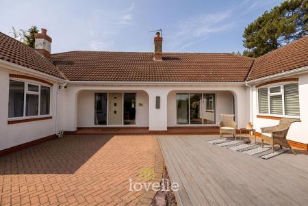 4 bedroom Detached bungalow for sale in Humberston Avenue, Humberston, DN36
