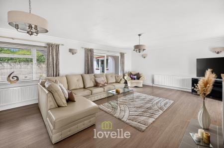 4 bedroom Detached bungalow for sale in Humberston Avenue, Humberston, DN36