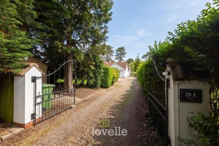 4 bedroom Detached bungalow for sale in Humberston Avenue, Humberston, DN36