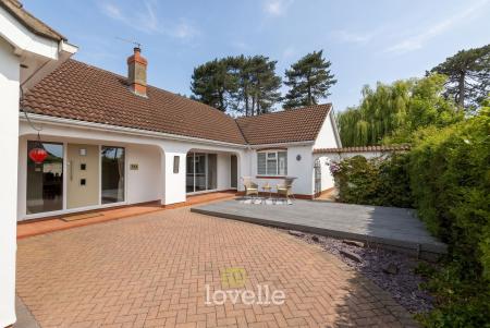 4 bedroom Detached bungalow for sale in Humberston Avenue, Humberston, DN36