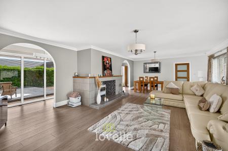 4 bedroom Detached bungalow for sale in Humberston Avenue, Humberston, DN36