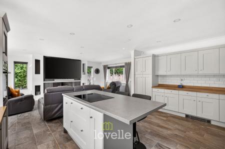 4 bedroom Detached bungalow for sale in Humberston Avenue, Humberston, DN36