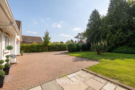 4 bedroom Detached bungalow for sale in Humberston Avenue, Humberston, DN36