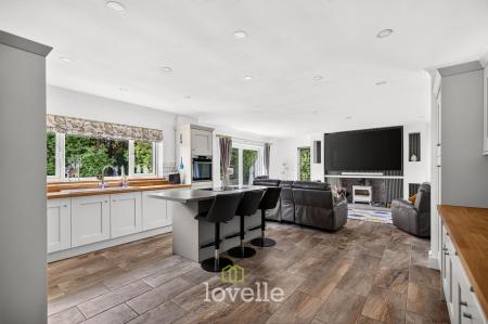 4 bedroom Detached bungalow for sale in Humberston Avenue, Humberston, DN36