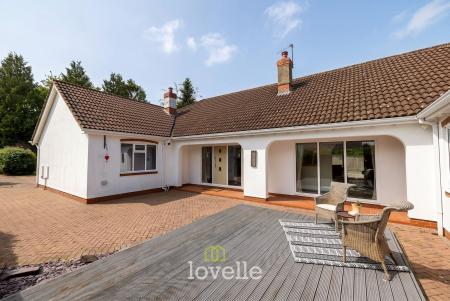 4 bedroom Detached bungalow for sale in Humberston Avenue, Humberston, DN36