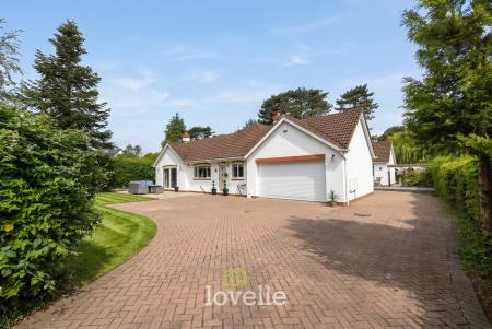 4 bedroom Detached bungalow for sale in Humberston Avenue, Humberston, DN36
