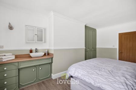 4 bedroom Detached bungalow for sale in Humberston Avenue, Humberston, DN36