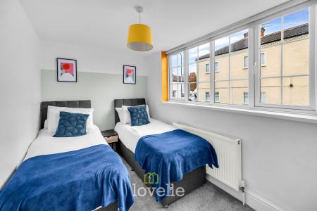 4 bedroom End of terrace house for sale in Thrunscoe Road, Cleethorpes, DN35