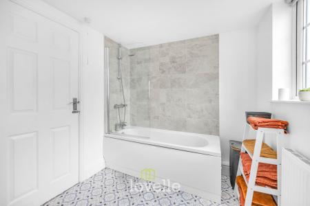 4 bedroom End of terrace house for sale in Thrunscoe Road, Cleethorpes, DN35